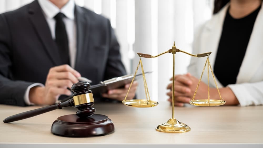 A lawyer is advising a client about legal litigation, encompassing the justice process and law. This scene represents the role of an attorney and the court judge in the legal system.